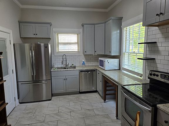4th image of 313 Capital Ave