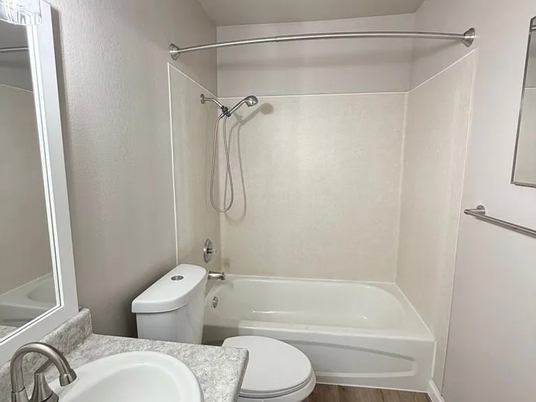 Oasis Apartments — Photo 13