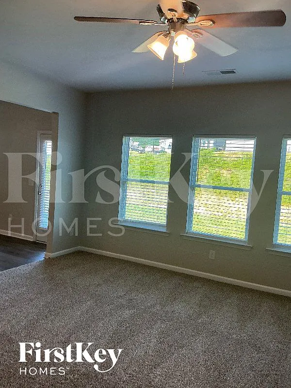4 bed, 2.5 bath, 2572 sqft, $2,520 — Photo 2