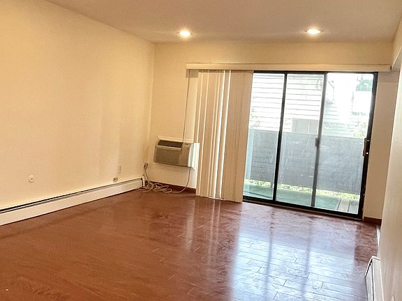 3rd image of 828 Main St APT F