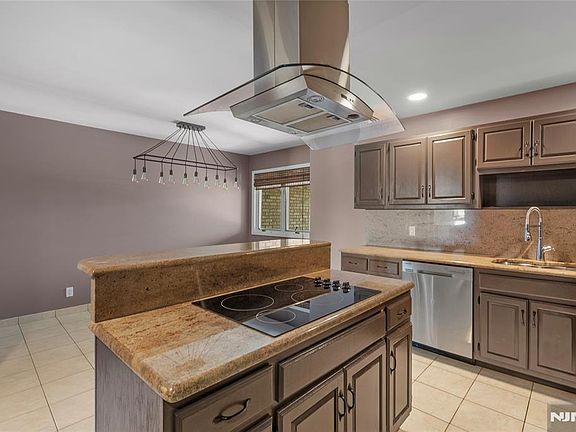 4th image of 300 Gorge Rd APT 2