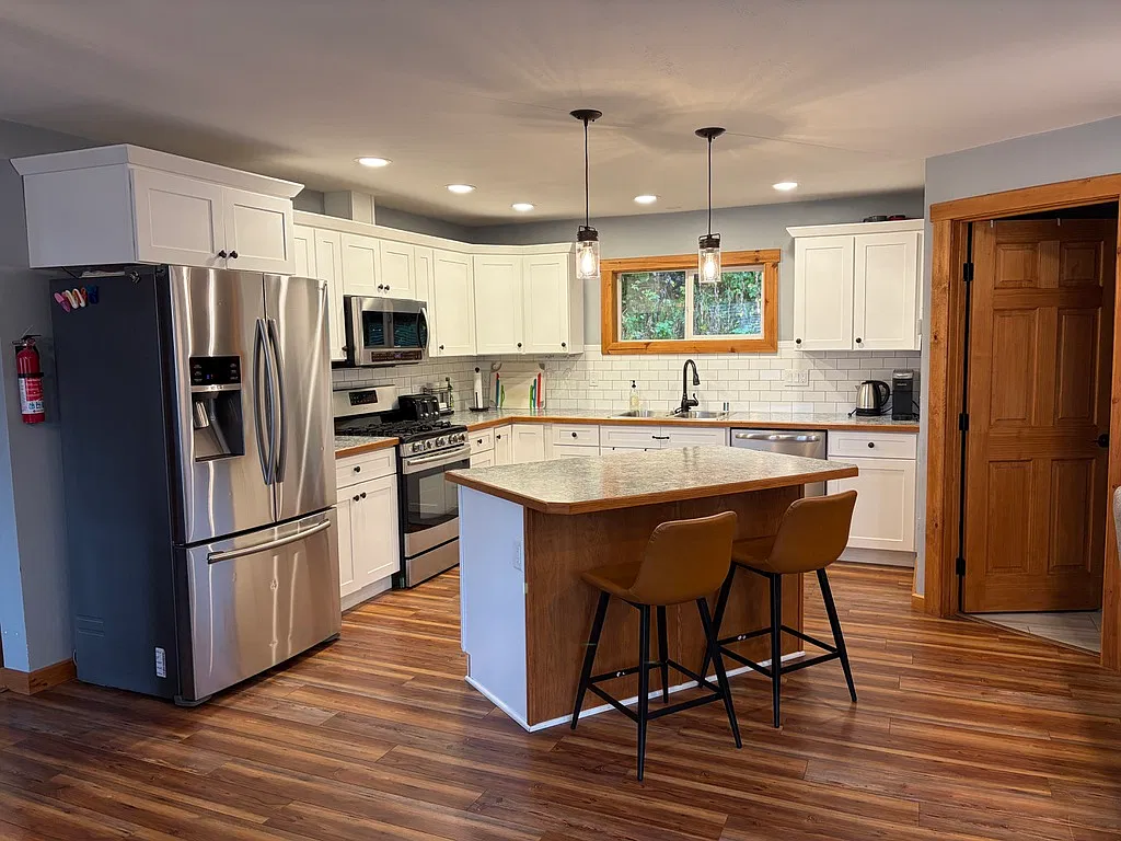 3 bed, 1880 sqft, $4,000 — Photo 2