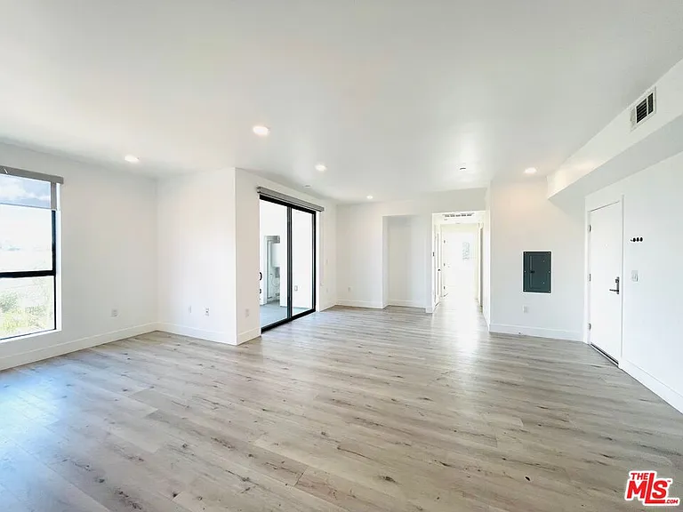 14612 Calvert St #404 — Photo 9