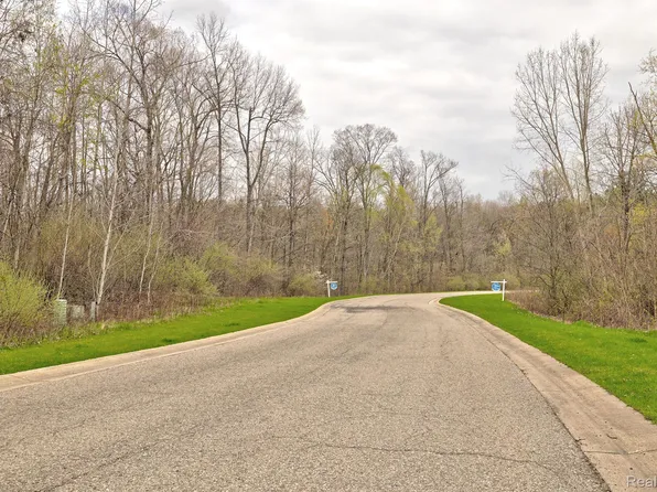 502 Bluebird Trl, Ortonville, MI 48462