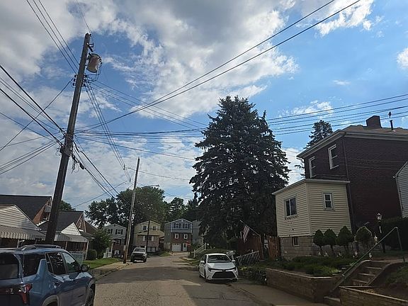 4th image of 590 Orchard St