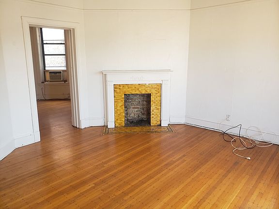 3rd image of 666 W Oakdale Ave APT 4