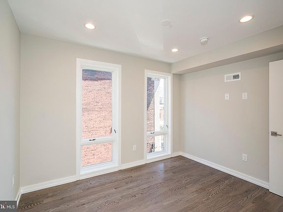 3rd image of 1701 Bainbridge St Unit 4