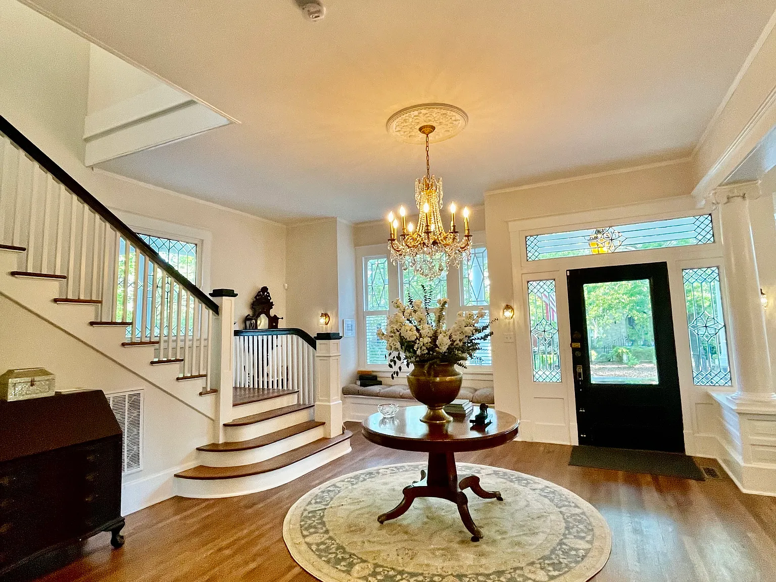 4 bed, 3.5 bath, 5500 sqft, $10,500 — Photo 2