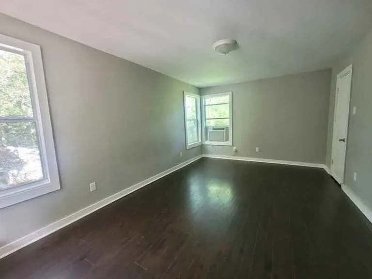 703 W Houston St #B — Photo 5