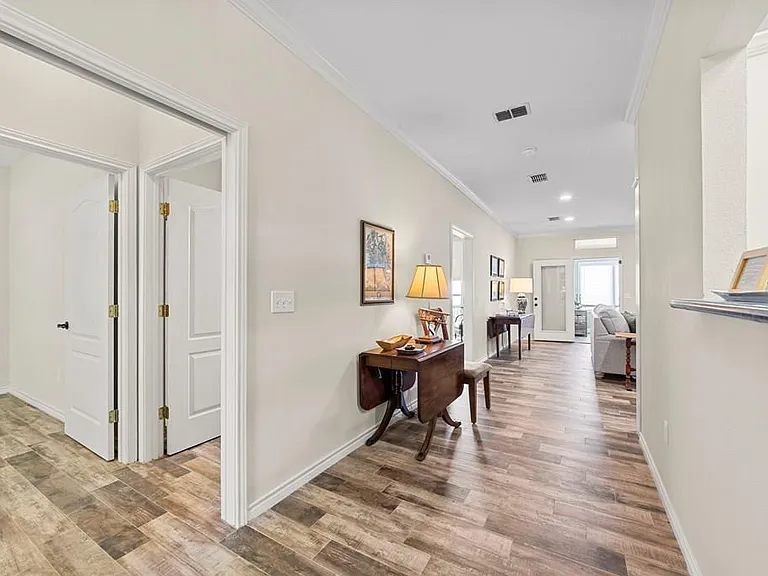 1008 Edinburgh Dr — Photo 3