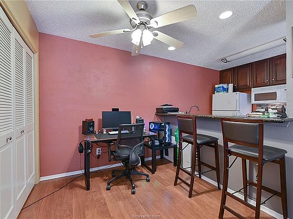 3rd image of 1901 Holleman Dr #502
