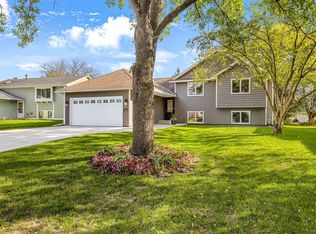 1301 Fallbrook Ln, Woodbury, MN 55125