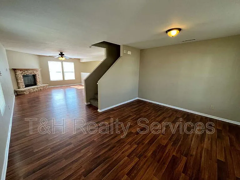 1422 Dowell St — Photo 3