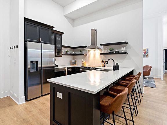 5th image of 404 Douglas Ave #105