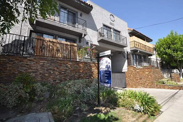 5921 Whitsett Ave
