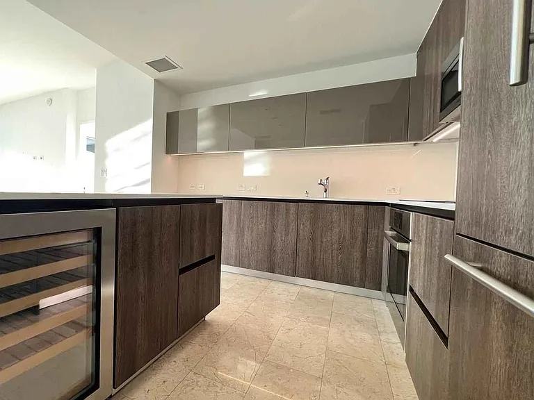 68 SE 6th St #8 — Photo 8