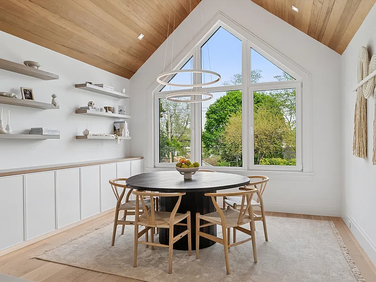 28 Canoe Place Rd — Photo 4