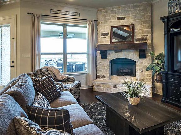 5th image of 104 New Braunfels Ln