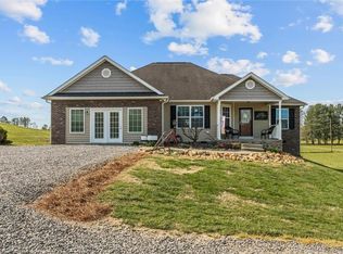 425 Airview Dr, Mount Airy, NC