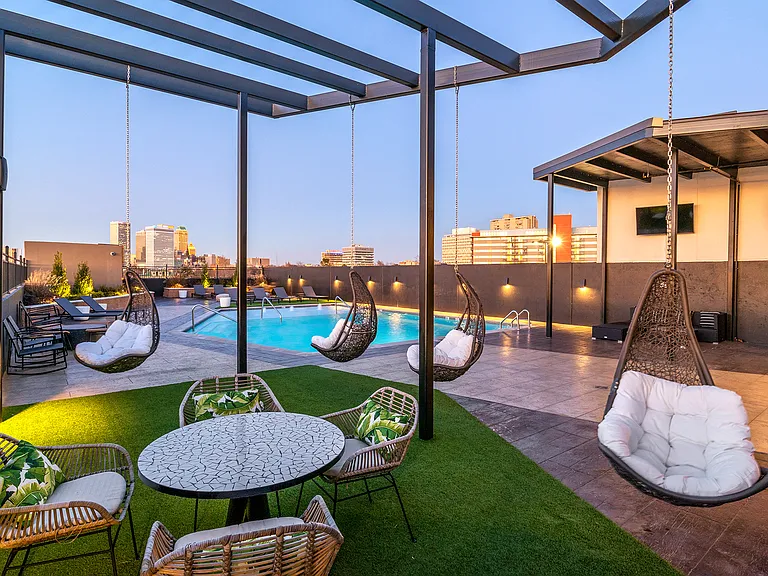 The Cosmopolitan Apartments — Photo 2
