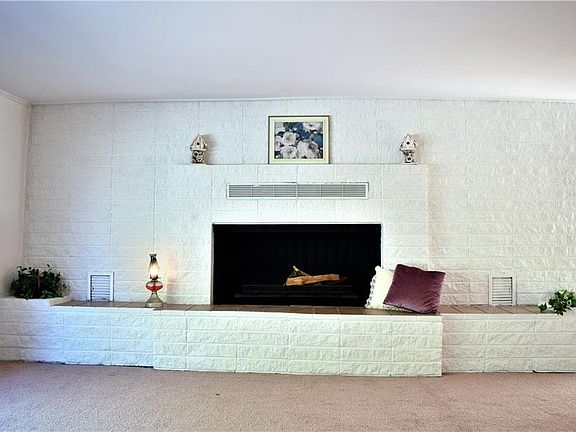 3rd image of 701 E Fannin St