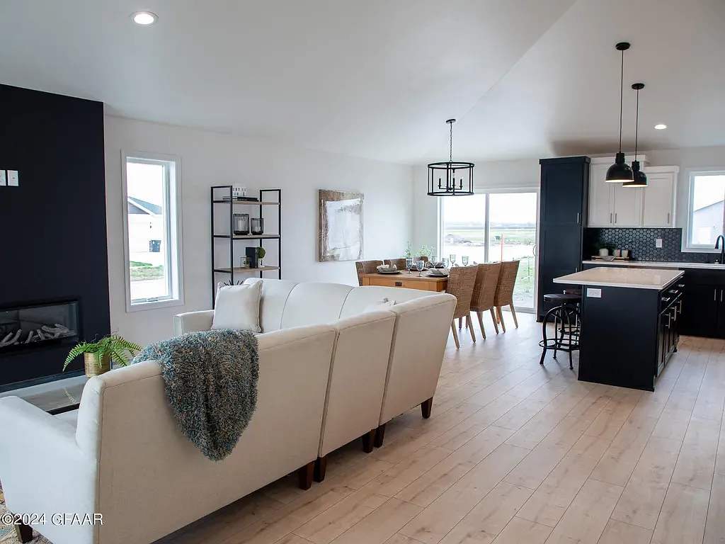 372 Wren Dr — Photo 2