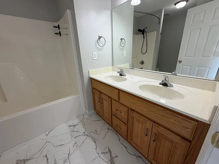 135 Lyle Curtis Cir — Photo 15
