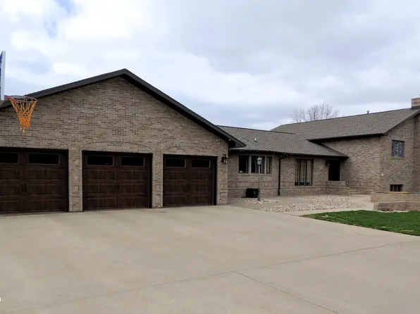 1309 Sunset St NW, Watertown, SD 57201