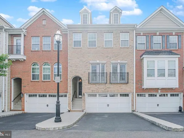 42 Creekside Ct, Secaucus, NJ 07094