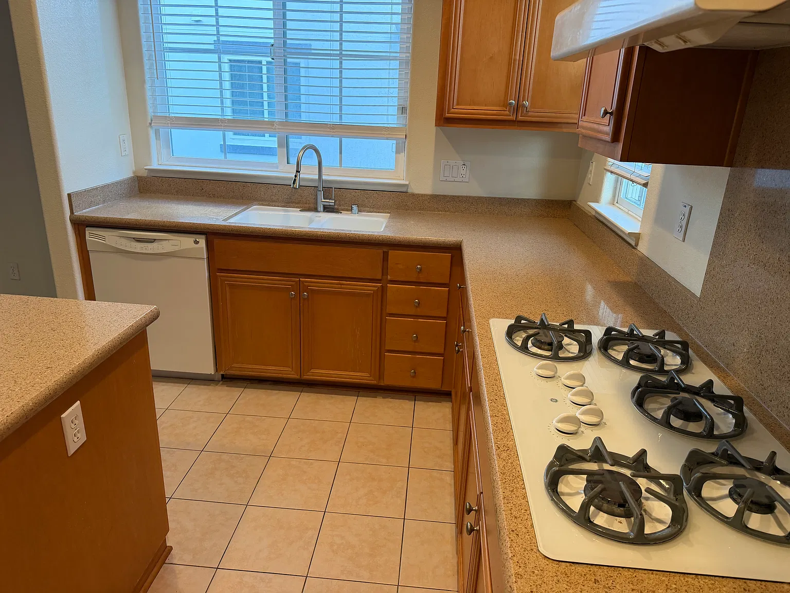 4 bed, 1701 sqft, $4,000 — Photo 3