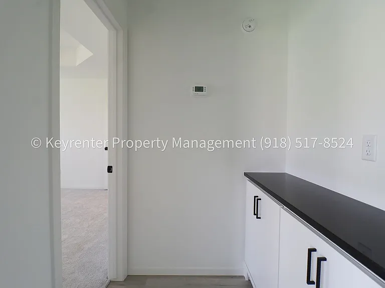 2908 S Redwood Ave — Photo 31
