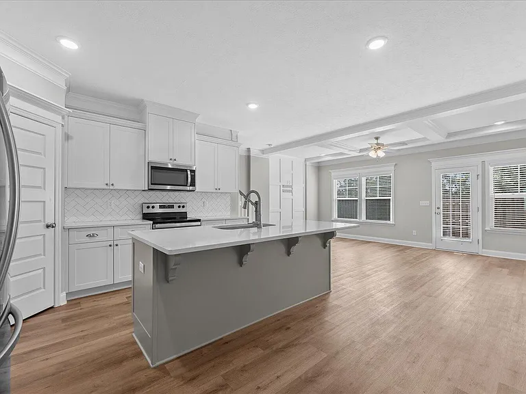 1071 Linsmore Ave — Photo 9