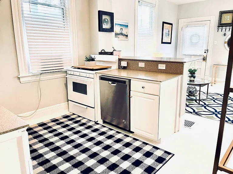 Kitchen with breakfast bar