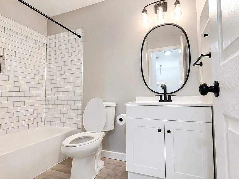 Second floor hallway full bathroom_