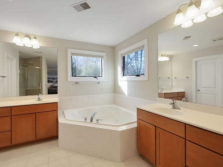 Dual / separate vanity and ample counter space
