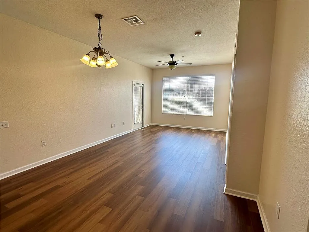 3 bed, 2.0 bath, 1412 sqft, $1,900 — Photo 3