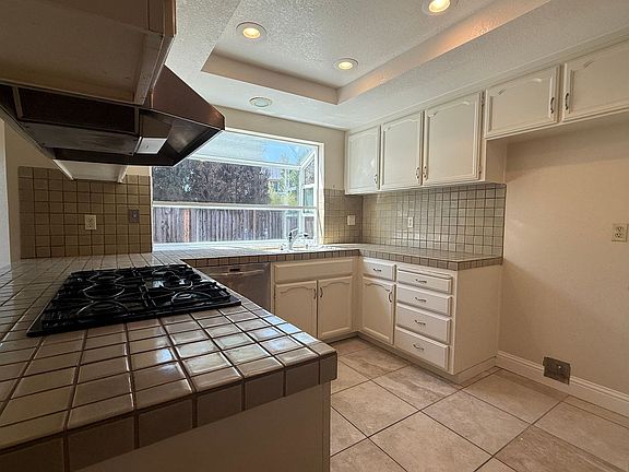5th image of 606 Los Pinos Ave
