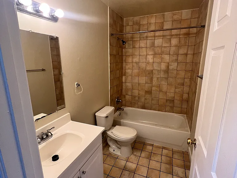 813 W Broad St #C — Photo 15