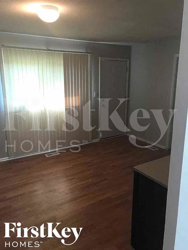 3 bed, 1.0 bath, 925 sqft, $1,545 — Photo 3