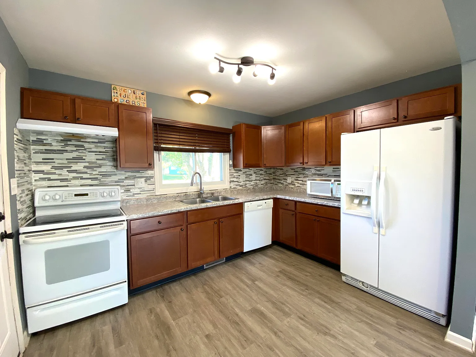 3 bed, 1407 sqft, $2,200 — Photo 3