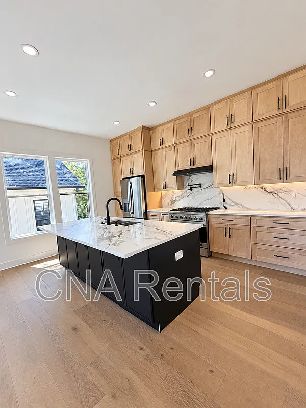 4 bed, 3.0 bath, 2000 sqft, $3,000 — Photo 3