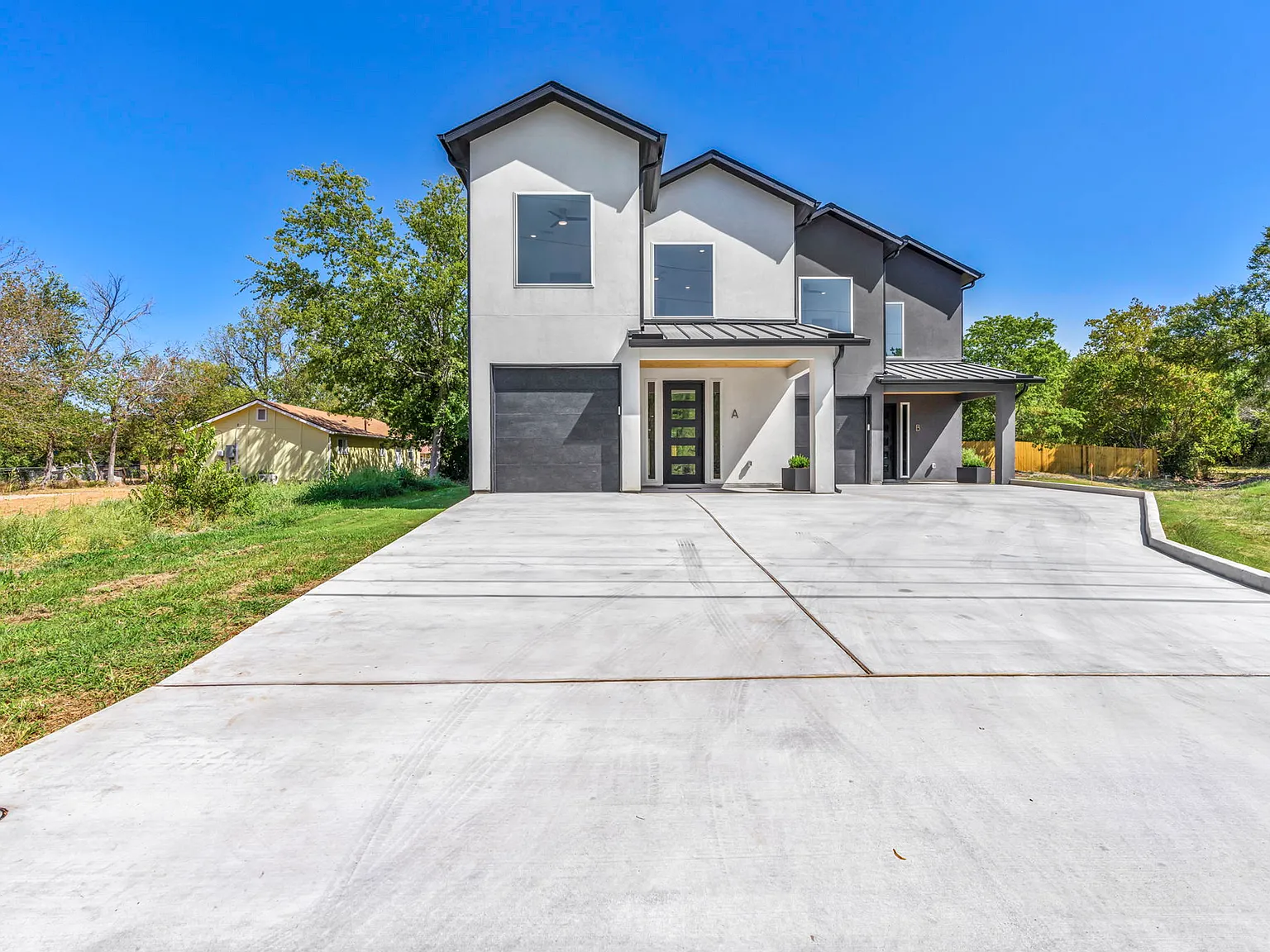 3 bed, 2.5 bath, 2216 sqft, $2,400 — Photo 1