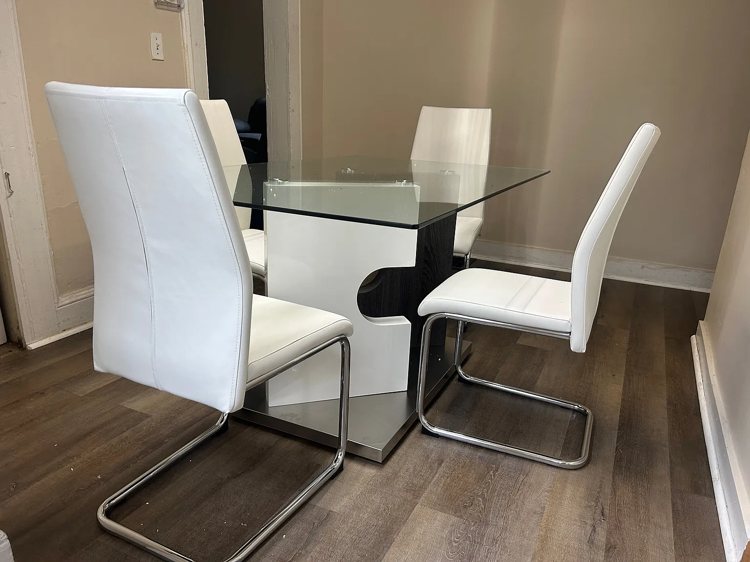 5 bed, 1740 sqft, $4,225 — Photo 4