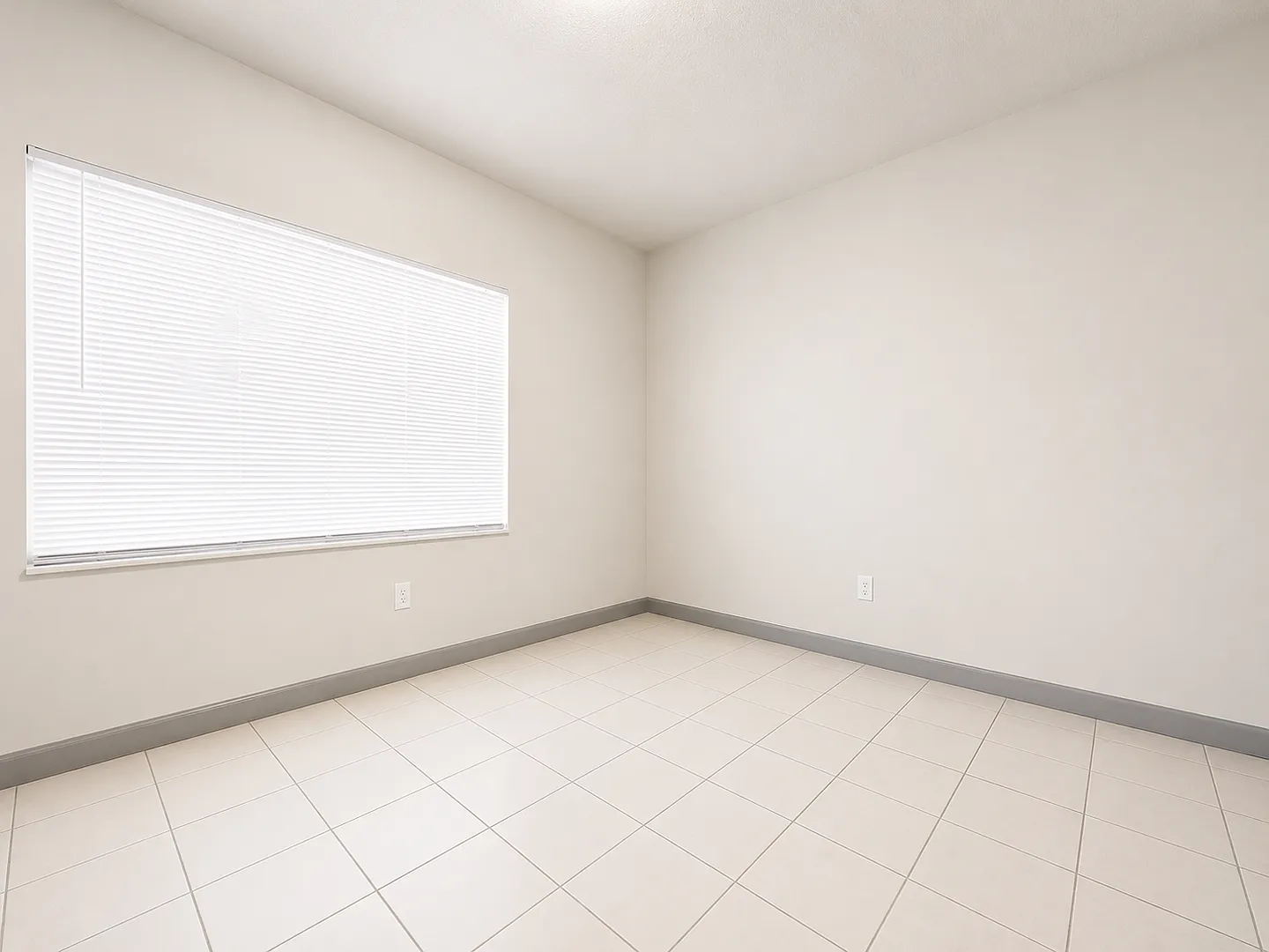Three Bedroom Single Family Home with Private Fenced Yard and Driveway — Photo 4