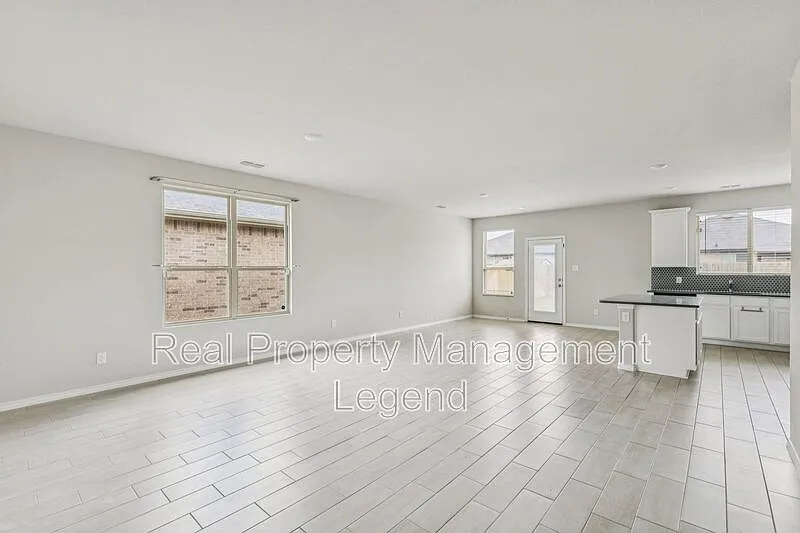 3 bed, 2.0 bath, 1884 sqft, $1,945 — Photo 4