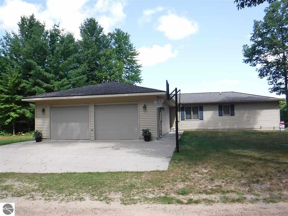 1st image of 9122 W Oak Ln
