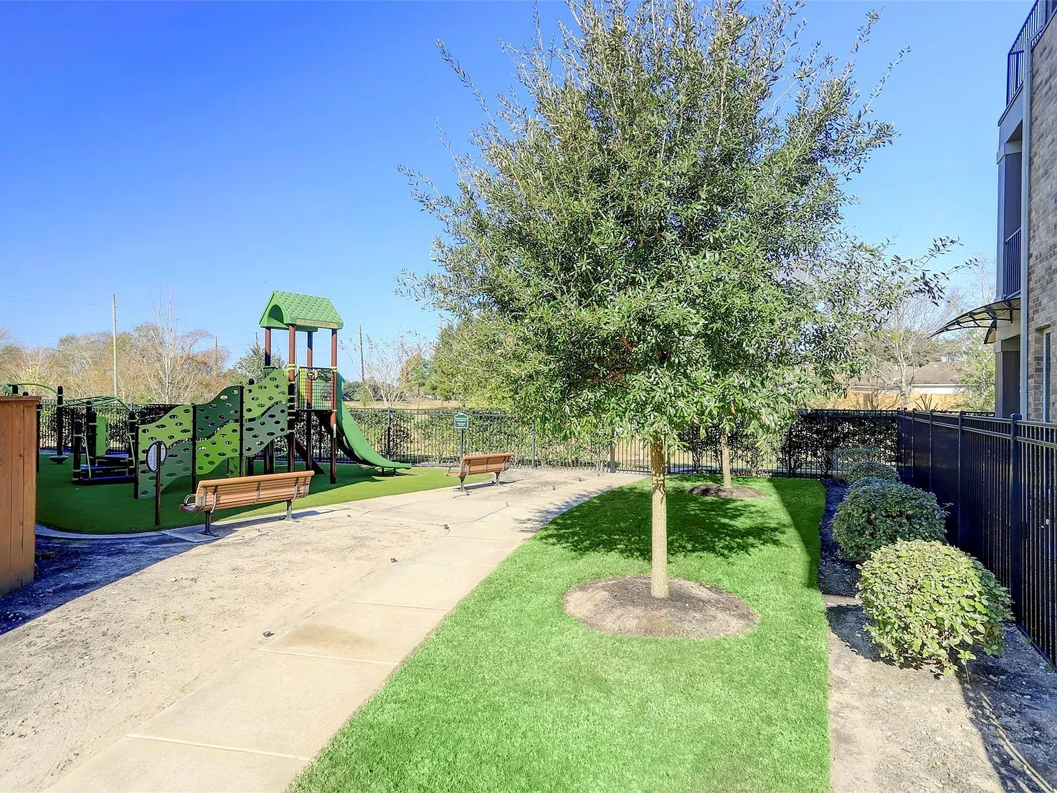 4 bed, 4.0 bath, 3235 sqft, $3,700 — Photo 2