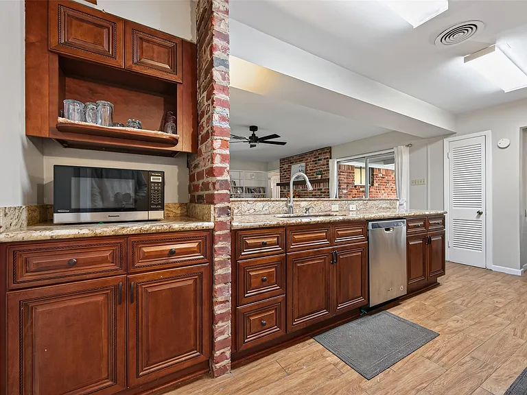 9310 Cliffwood Dr — Photo 9
