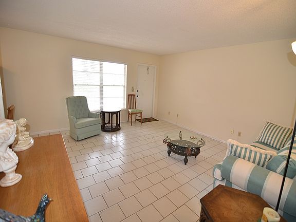 3rd image of 30 Pine Arbor Ln