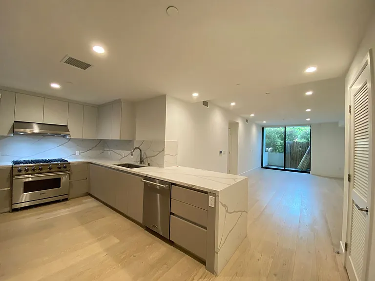Reeves Place LA — Photo 51